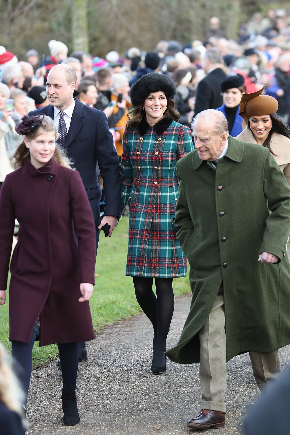 Кралица Елизабет Втора и членове на кралското семейство, към които се присъедини и годеницата на принц Хари, Меган Маркъл, присъстваха на коледна литургия в Сандрингам