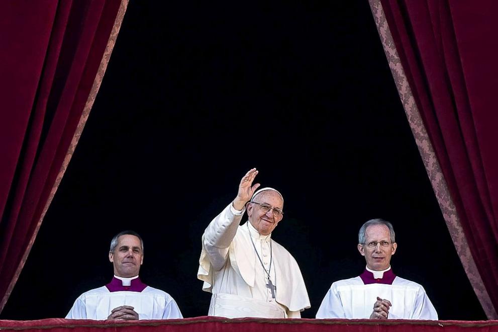 Папа Франциск  отправи посланието си и благословията "Урби ет Орби" на централния балкон на базиликата "Свети Петър" във Ватикана