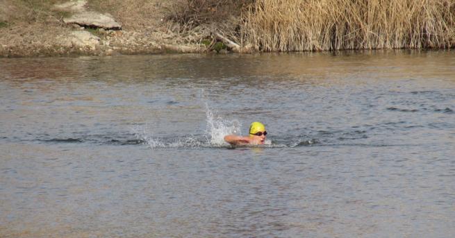 Треньорът от спортното училище Теодор Цветков, на 23 години, преплува