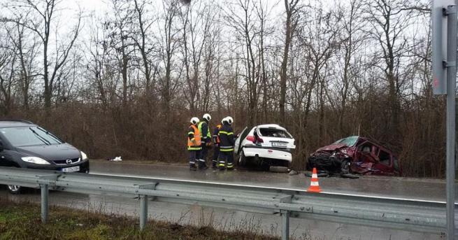 Двама души загинаха при тежка катастрофа между два автомобила в