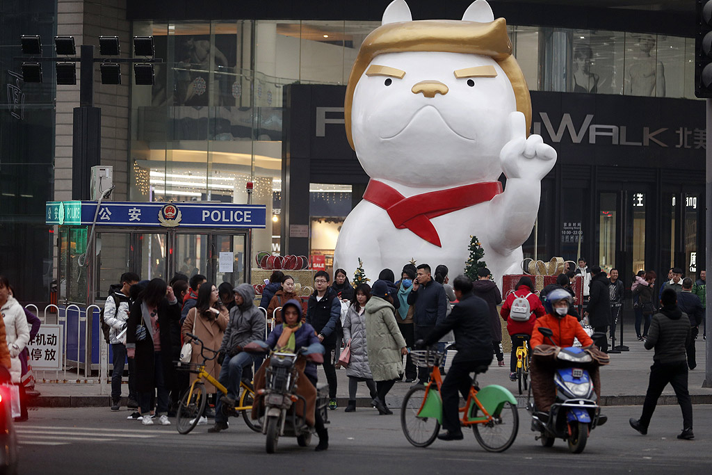 <div>По случай наближаващата година на кучето, според китайския календар, търговски център в Северен Китай постави голяма статуя на куче, което много прилича на президента на САЩ Доналд Тръмп</div>