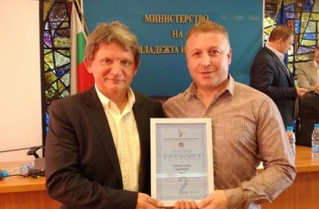 Емил Димитров с наградата за КК Шурикен