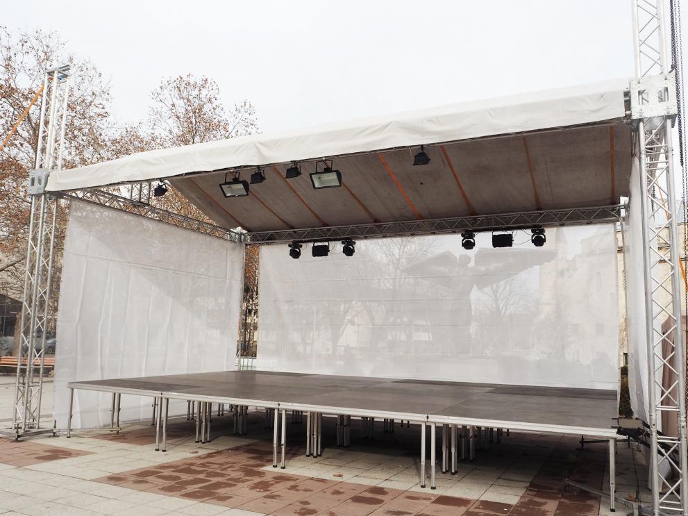 Край паметника на Майстор Манол и със „Soda A"coustic“ и Капанския ансамбъл посрещаме Новата година