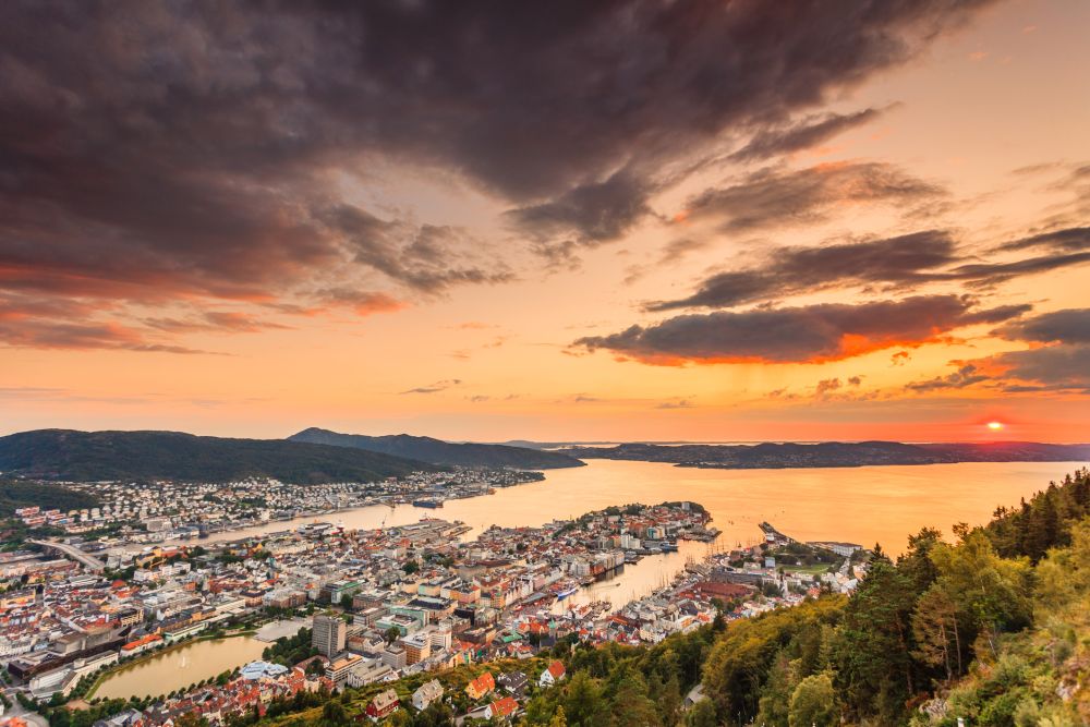 <strong>Берген - Норвегия </strong><br>
<br>
Портата към фиордите, градът на седемте планини, дървеният град, цветният град – Берген има много имена и всичките са точни. Берген e разположен на брега на морето. Градът е заобиколен от група планини. Разполага с вътрешно пристанище - най-голямото в страната. Повечето пътешественици идват в Берген с круизни кораби, на път към фиордите.
