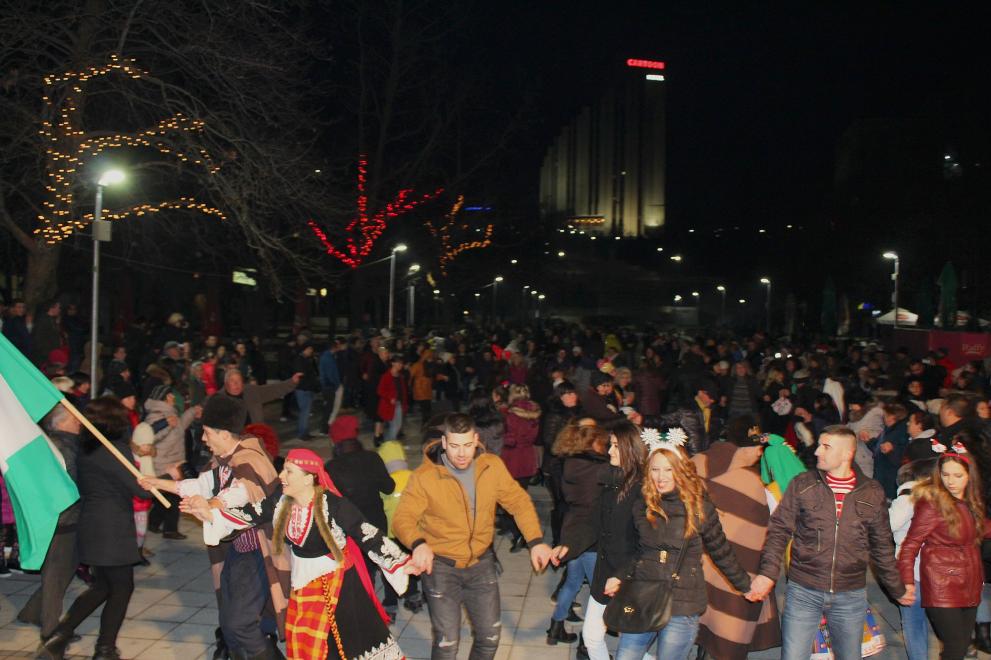 С българска музика и народни хора́ Разград посрещна 2018-та