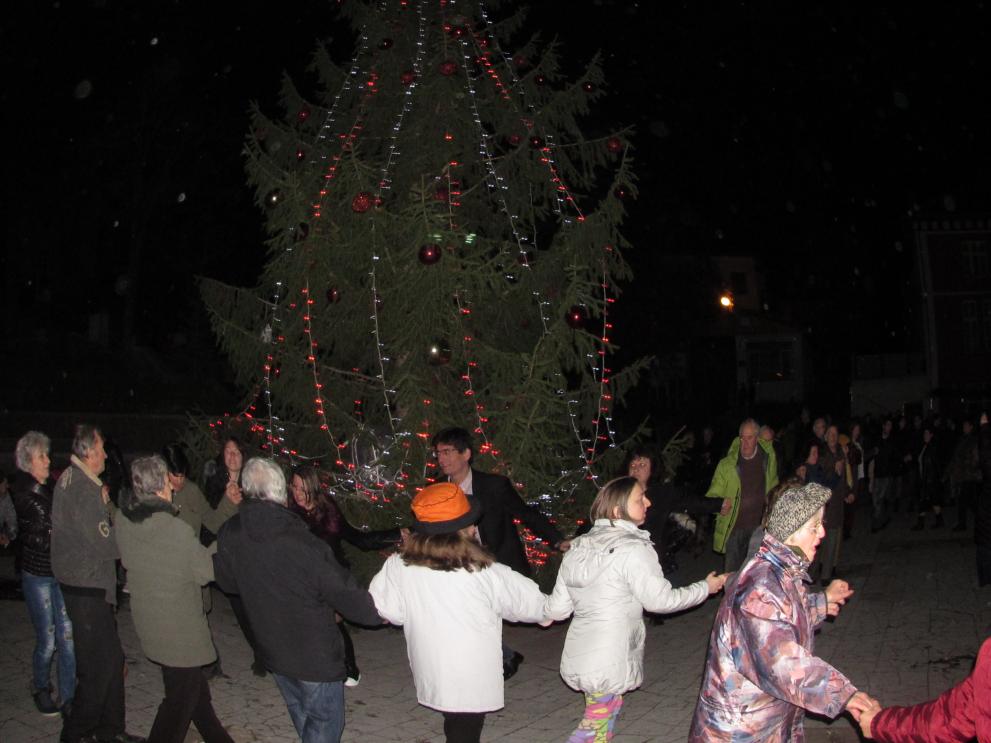 С пищна заря и кръшни народни хора бе посрещната Новата година в Белоградчик.