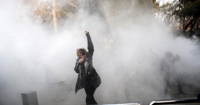 Девет души бяха убити при нови размирици в Иран през