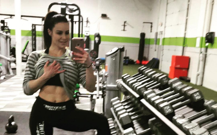 Самотникът Хамес се заплесва по порноактриси