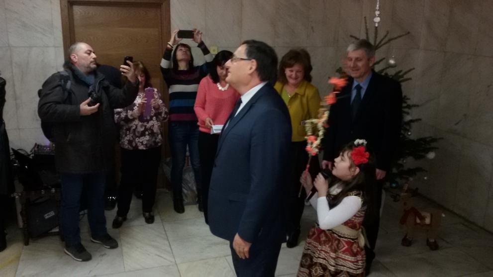 Децата поздравиха всички