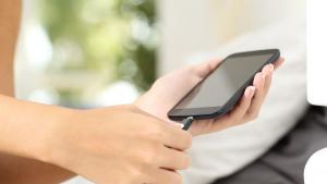 смартфон зареждане