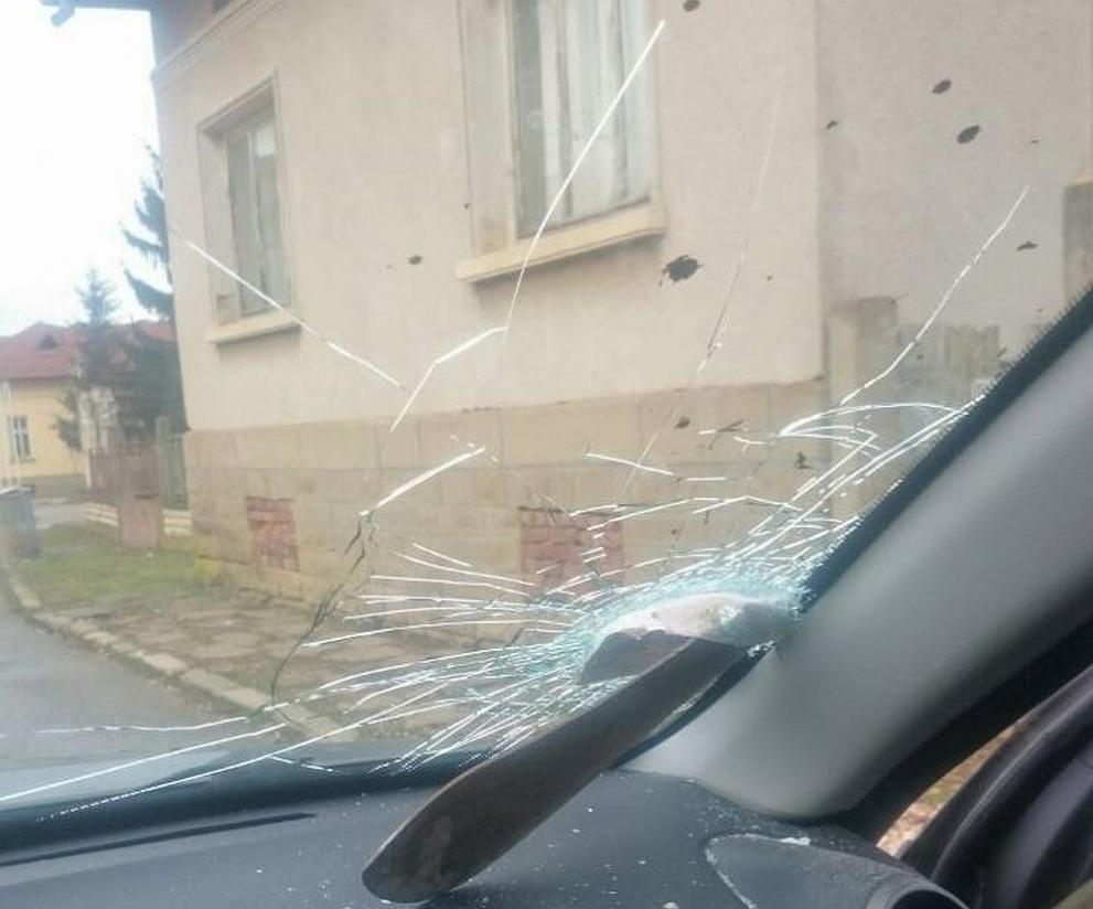 Хвърленото мачете пробило стъклото на автомобила.
