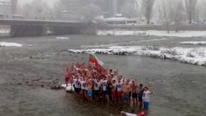 Хвърлят кръста от моста на Панаира в Пловдив