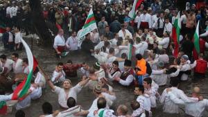 Леденото хоро на Богоявление в Калофер