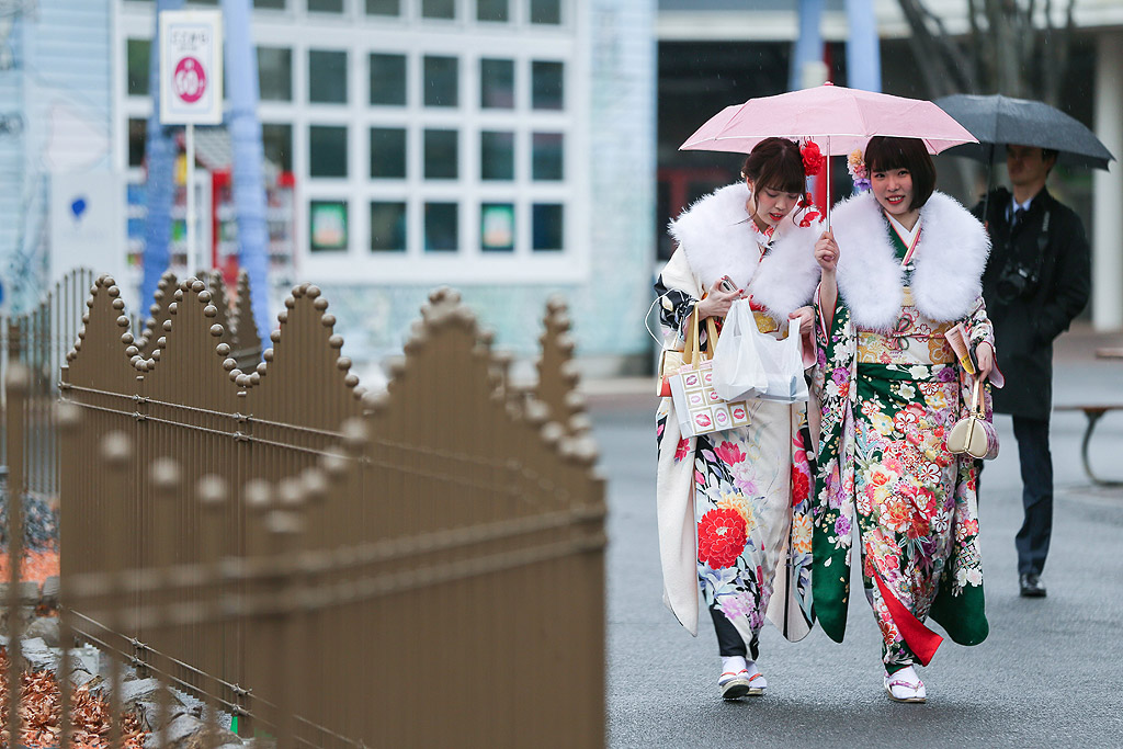 Млади японски жени, облечени в колоритни кимона, отбелязват "Денят на пълнолетието" в увеселителен парк "Тошимаен" в Токио, Япония. Всеки втори понеделник на януари в Япония се чества Денят на пълнолетието - празник за младежите които стават на 20-години, които в Япония се считат за начало на зрялост. Доcтигането на пълнолетие дава право на младежите не само да гласуват, но и да пушат и да консумират алкохол