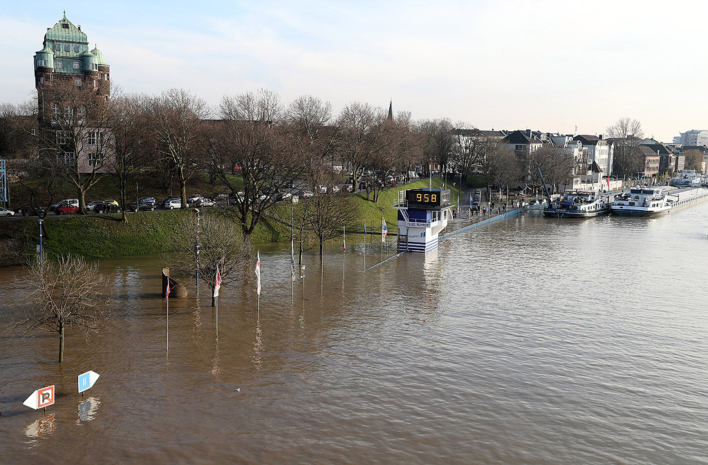 Нивото на река Рейн в Германия продължи да се повишава днес, а корабоплаването беше затруднено или напълно спряно в много части от главния транспортен маршрут. Поройни валежи и снеготопене в Южна Германия причиниха наводнения и покачване на нивото на няколко реки, сред които Рейн, Мозел и Дунав.