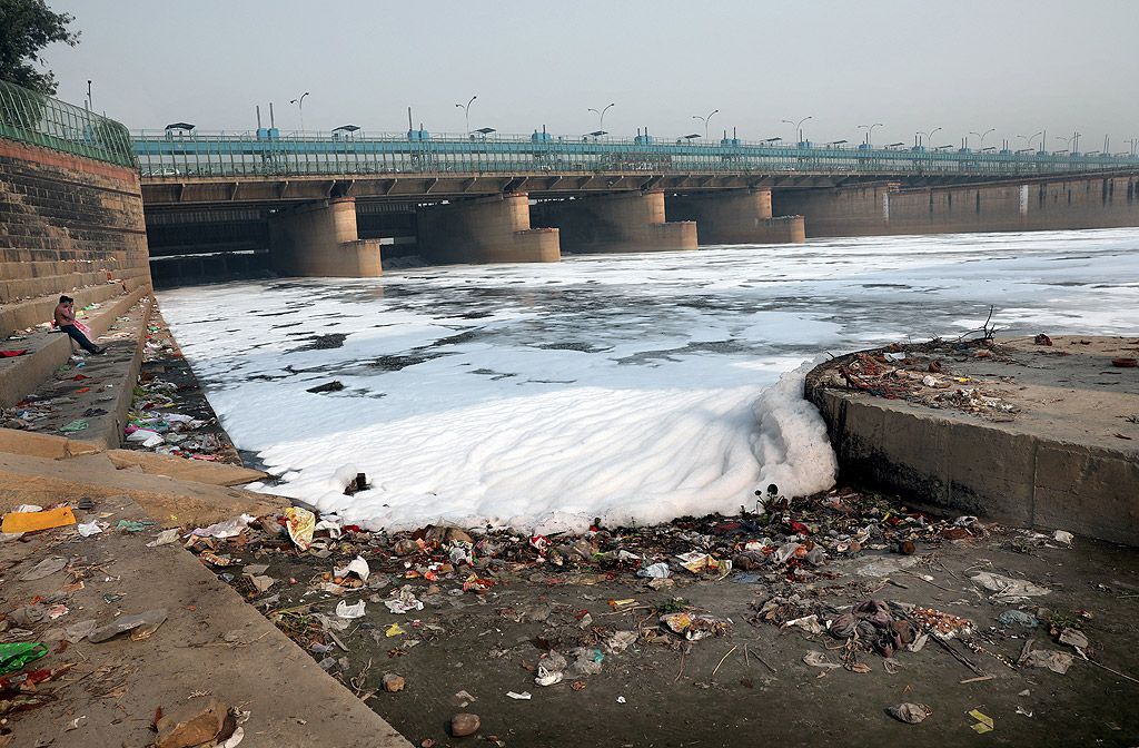 Река Ямуна, както и всички други свети реки в Индия, е силно замърсена от десетилетия насам. Реката извира от ледниците в девствените и незамърсени Хималаи и минава през Хариана, Делхи и Утар Прадеш, преди да се слее с река Ганг в Алахабад.