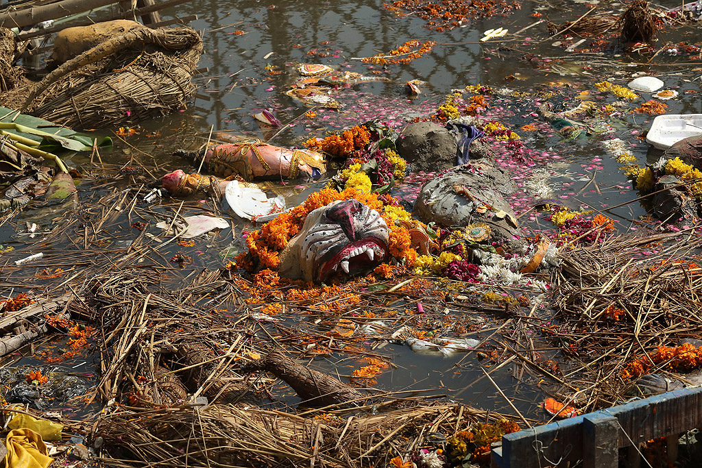 В момента тя е просто голяма, отворена канализация, която се задушава от промишлени и битови отпадъци, включващи пластмаса, цветя и отломки от ежегодния индуски фестивал Durga Puja, по време на който се потопяват стотици идоли в реката.