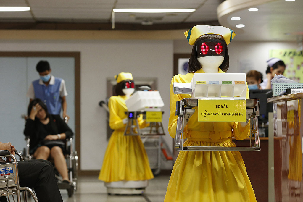 Тайландската болница използва три робота за работа като куриер на документи в болницата
