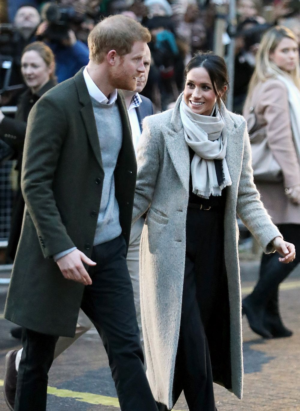 Принц Хари и бъдещата му съпруга Меган Маркъл очароваха хората при появата си в южната част на Лондон