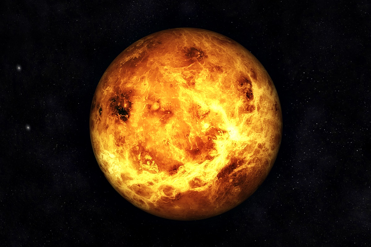 Венера<br />
„Венера има приблизително същата гравитация като Земята, затова ходенето по нея би било доста познато усещане за човек… преди да се изпари“, казва астрофизикът Нийл деГрас.<br />
На тази планета температурата е около 482 градуса по Целзий и точно затова всеки от нас би оцелял по-малко от секунда на повърхността ѝ.