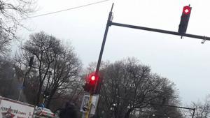 Кола се заби в светофар на централно варненско кръстовище