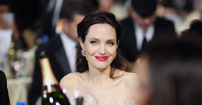 Известната американска актриса и режисьорка Анджелина Джоли си спомни за промените във външния