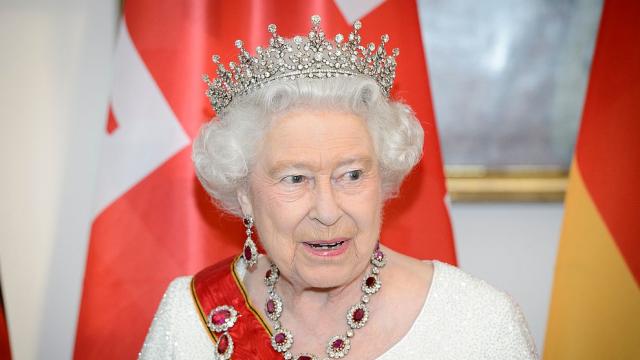 Кралица Елизабет Втора даде официално съгласие за брака на принц Хари и Меган 