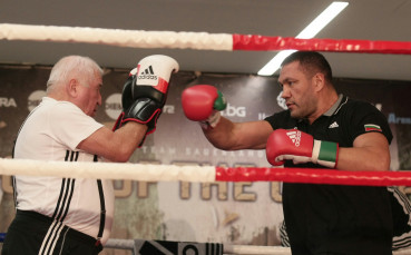 Кобрата получава страхотна помощ да набие Голямото бебе