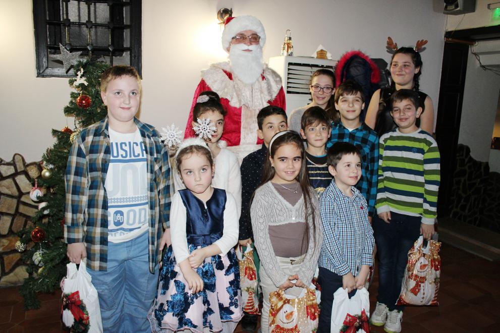 Дед Мороз донесе подаръци и в Разград