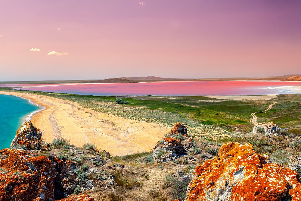 <strong>Розовото езеро Хилиър в Австралия</strong><br>
<br>
Разположеното в Югозападна Австралия солено езеро Хилиър (Lake Hillier) има необичаен – розов цвят. Езерото е плитко и с диаметър 600 м. Оградено е от бели солни отлагания и тъмнозелени евкалиптови гори. Отделено е от тъмносините води на Индийския океан чрез тясна ивица от бели дюни и пясък.<br>
 