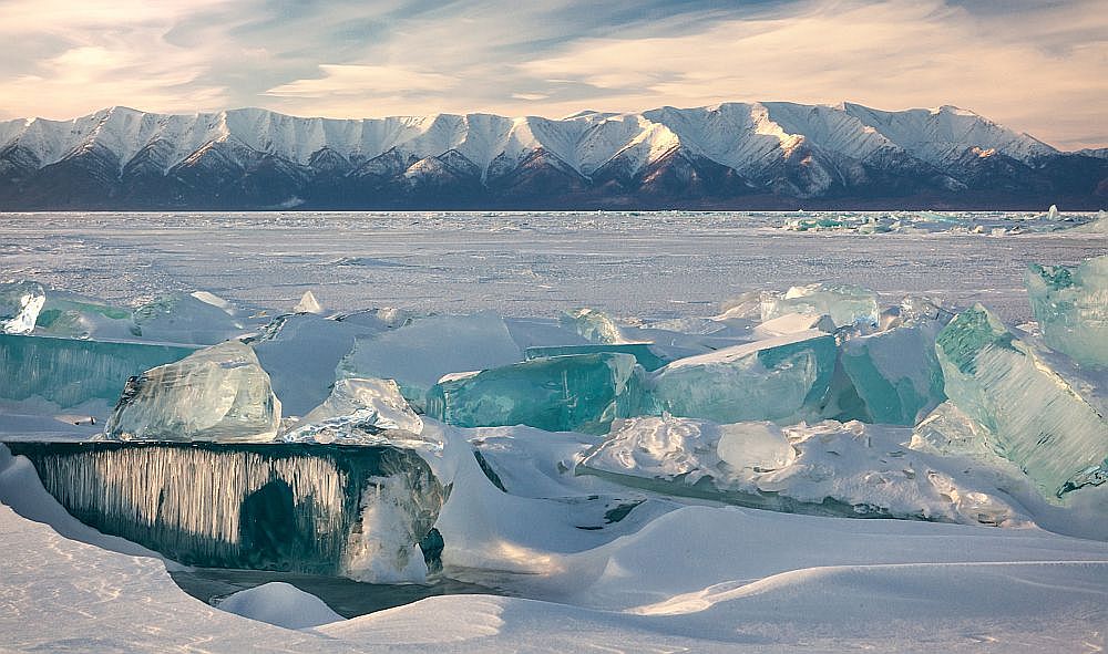 <strong>Езерото Байкал</strong><br>
<br>
Езерото Байкал е най-старото и най-дълбокото езеро в света, а също така е най-големият природен резервоар на прясна вода. Максималната дълбочина на езерото е 1642 метра, регистрирана през 1983 година.<br>
<br>
Интересен факт е, че количеството вода в езерото Байкал е повече от това на Големите езера (на границата между САЩ и Канада), взети заедно. Има твърдения, че там се наблюдават миражи, точно както в пустинята. В ясен слънчев ден може да видите планина, кораб или дърво, но запътвайки се към тях ще се убедите, че сте се излъгали.