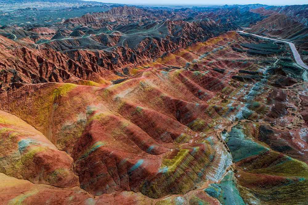 <strong>Националният геоложки парк „Zhangye Danxia” в Китай</strong><br>
<br>
Националният геоложки парк „Zhangye Danxia” в Китай е „земя от дъги”, простираща се на 510 квадратни километра. Мястото е известно със своите зашеметяващи остри цветни скали, които достигат до няколкостотин метра височина.