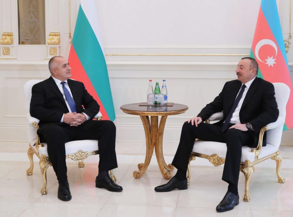 Президентът на Азербайджан посрещна с прегръдка Борисов в Баку