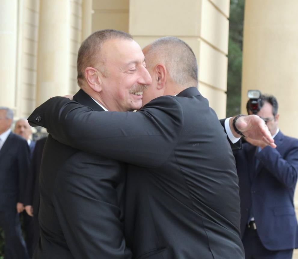 Президентът на Азербайджан посрещна с прегръдка Борисов в Баку