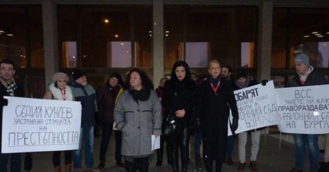 Журналисти от Бургас се събраха днес на протест пред съдебната