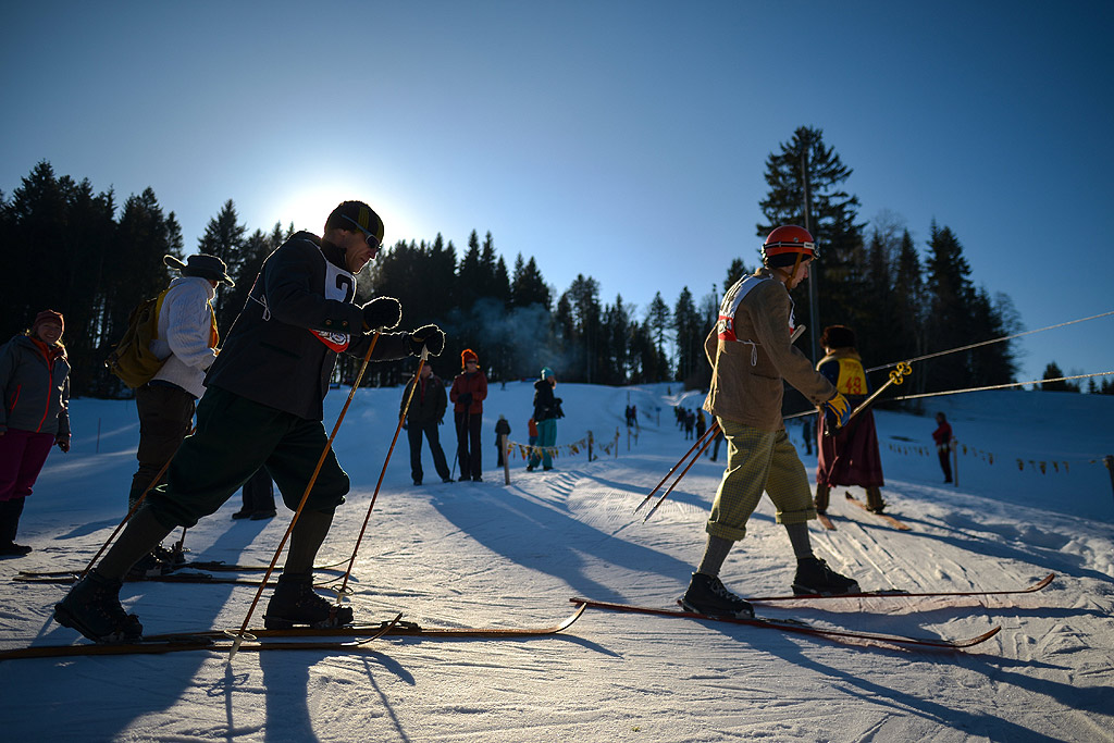 Любители на дървените ски и ретро облеклото по време на състезанието Nostalski в Круен, Бавария, Германия.