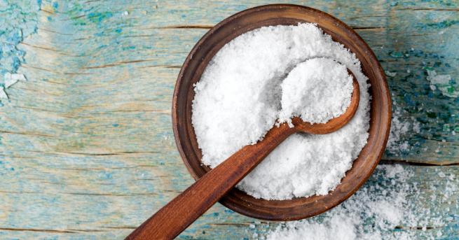 Редовната консумация на прекомерно количество сол с храната създава повишен