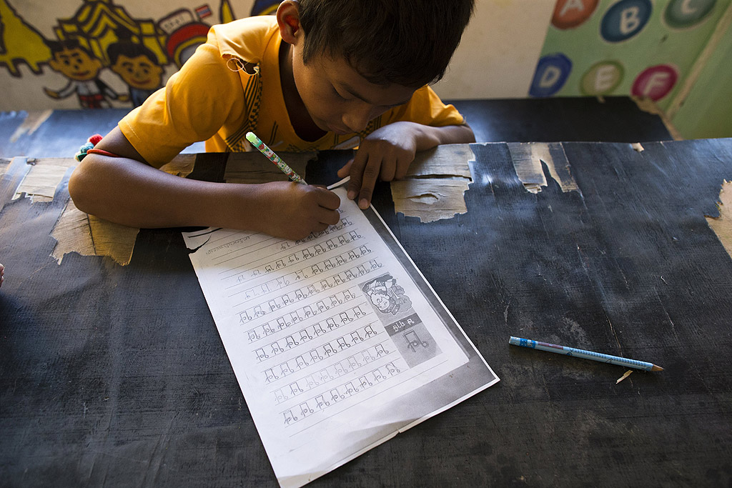 Повечето от децата не могат да ходят на училище в Тайланд заради високите разходи и липсващи документи за самоличност.