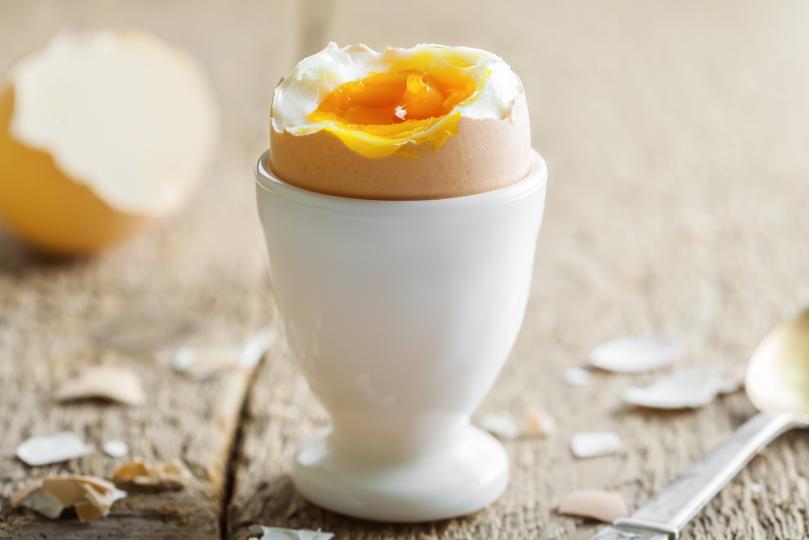 <p><strong>Яйца</strong></p>

<p>Много хора смятат, че яйцата са тежка и трудносмилаема храна. Но яйцата са много полезни. Те са пълни с протеини. Освен това могат да се приготвят по много и различни начини.&nbsp;В жълтъка на едно сварено яйце се съдържат витамините A, D, E, B1, B2, B6, B12, както и фосфор, желязо, калций, калии, йод, мед, кобалт, а също така и ценни белтъци и биорегулатори.</p>