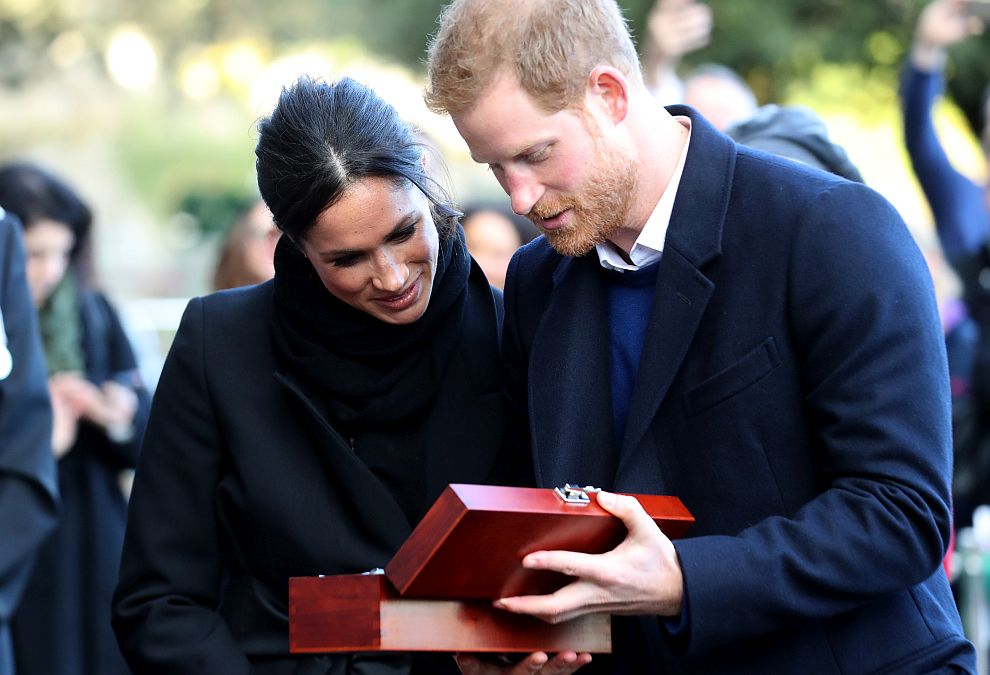 Принц Хари и годеницата му Меган Маркъл получиха като подарък келтска любовна лъжица по време на посещението си в Кардиф