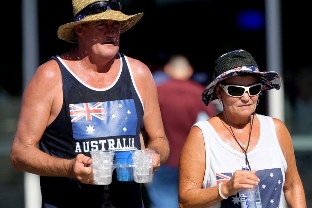 Австралийци в търсене на спасение от жегите