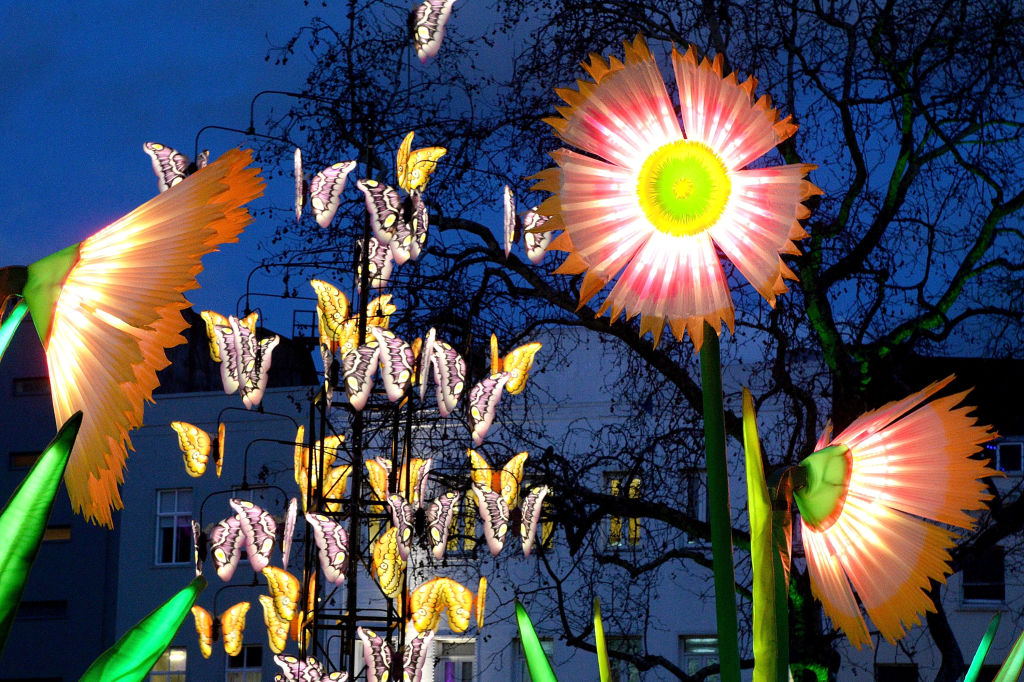 Британската столица Лондон бе озарена приказно по време на втория светлинен арт фестивал Люмиер, в който участват над 50 творци. В рамките на феста са осветени с чудодейни ефекти градски пространства, улици и сгради