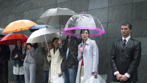 дъжд хора чадъри