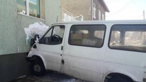 Микробус без шофьор се вряза в къща