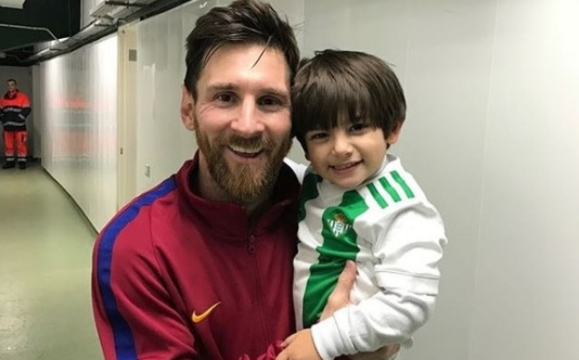 Звездата на Барселона Лионел Меси зарадва свой малък почитател след