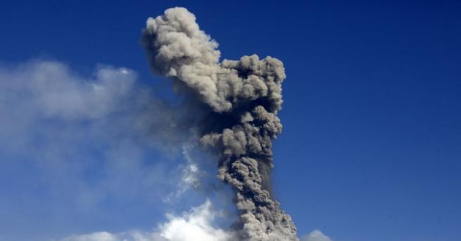 Най активният вулкан в Индонезия връх Мерапи изригна създавайки стълб от