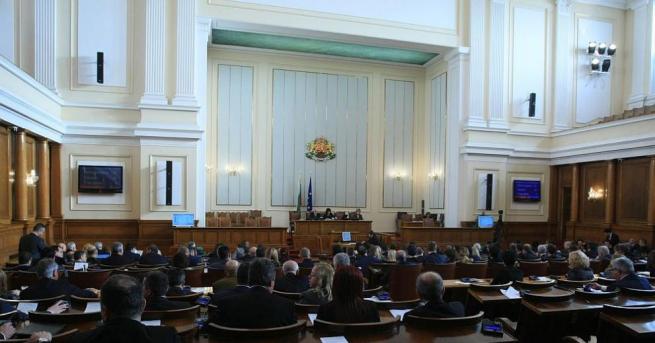 Парламентът прие окончателно промени в Кодекса на труда свързани със