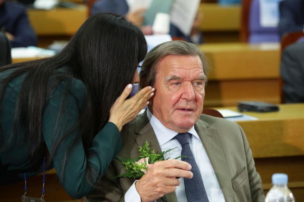 Бившият германски канцлер Герхард Шрьодер съди парламента на страната си