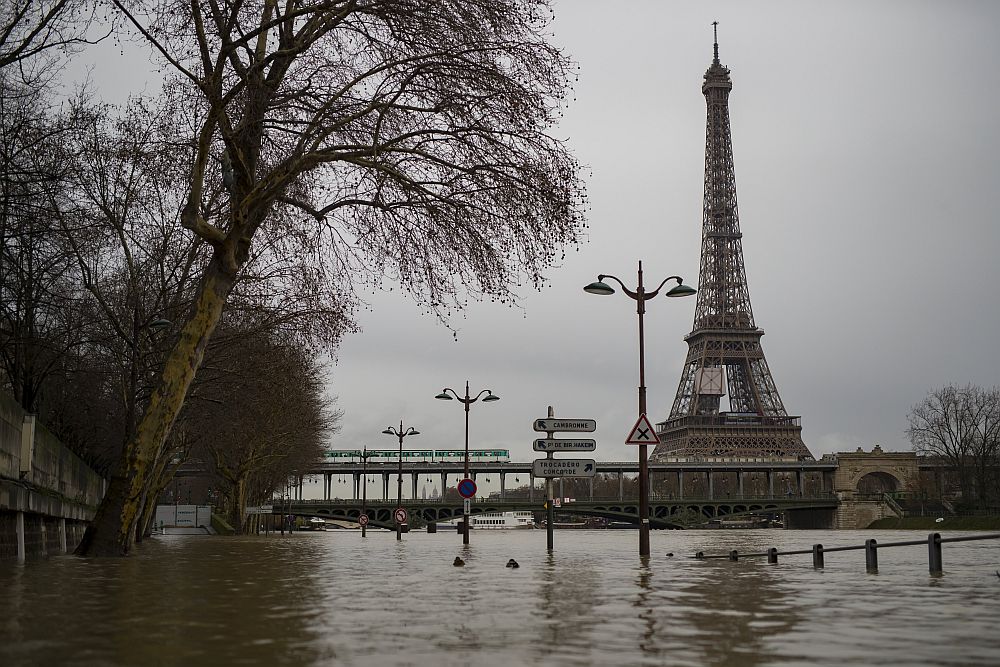 Районът на Париж е силно засегнат от наводненията, причинени в страната през изминалата седмица. Доста по-сложна е обстановката извън столицата. Извънредно силните валежи доведоха до спиране на тока и наложиха евакуирането на около 400 души. Пороите причиниха значителни щети в предградията.
