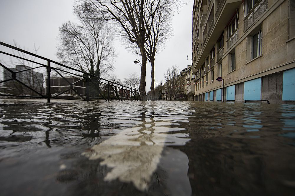 Районът на Париж е силно засегнат от наводненията, причинени в страната през изминалата седмица. Доста по-сложна е обстановката извън столицата. Извънредно силните валежи доведоха до спиране на тока и наложиха евакуирането на около 400 души. Пороите причиниха значителни щети в предградията.